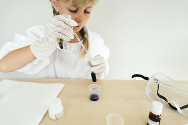 Child playing in chemical laboratory - JPF000169