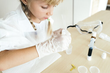 Child playing in chemical laboratory - JPF000170