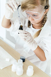 Child playing in chemical laboratory - JPF000172