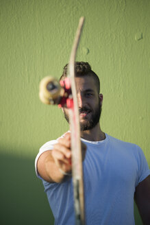 Lächelnder Mann mit Skateboard - RAEF001362