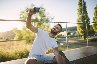 Skateboarder macht Selfie - RAEF001376