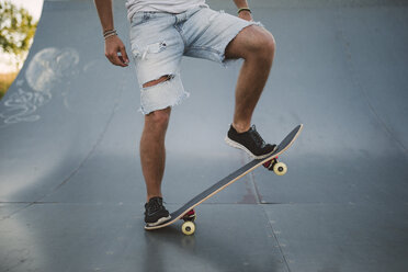 Beine eines Skateboarders auf der Rampe eines Skateparks - RAEF001387