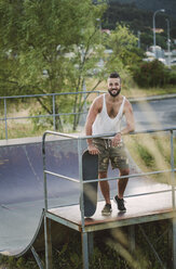 Lächelnder Skateboarder in einem Skatepark - RAEF001396