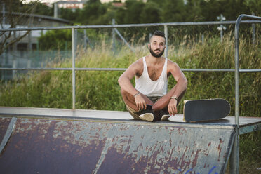 Porträt eines Skateboarders im Skatepark - RAEF001402