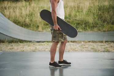 Mann mit Skateboard, Teilansicht - RAEF001406