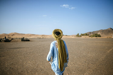 Berber wandern in der Wüste - KIJF000695