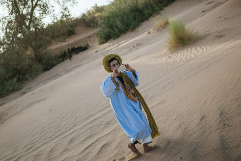 Junger Berber fotografiert mit einem Smartphone - KIJF000701