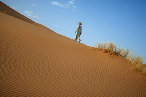 Berber wandern in der Wüste - KIJF000702