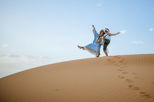 Berber Mann und Frau Tourist Gruß in der Wüste - KIJF000706