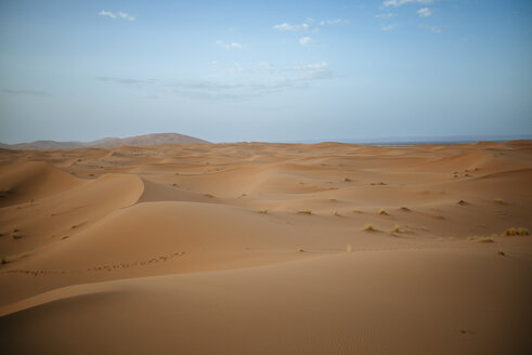 Marokko, Meknes-Tafilalet, Midelt, Merzouga, Dünenlandschaft in der Wüste Erg Chebbi. - KIJF000707