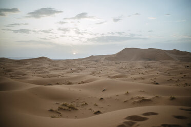 Marokko, Meknes-Tafilalet, Midelt, Merzouga, Dünenlandschaft in der Wüste Erg Chebbi. - KIJF000711