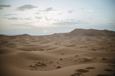 Morocco, Meknes-Tafilalet, Midelt, Merzouga, Dune landscape in the desert Erg Chebbi. - KIJF000711