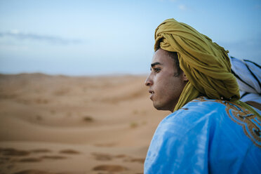 Yound Berber sitzend in der Wüste, Postrait - KIJF000712