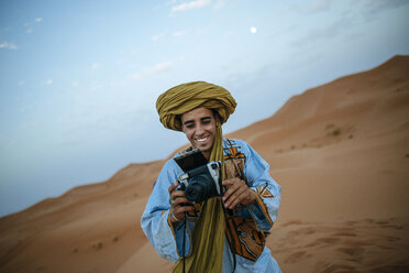 Junger Berber beim Fotografieren mit Kamera - KIJF000715