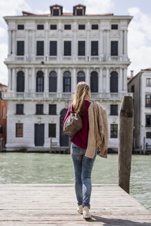 Italien, Venedig, Rückenansicht eines Touristen auf einem Steg mit Blick auf die Aussicht - MAUF000717