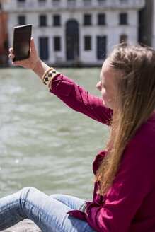 Italien, Venedig, Tourist macht Selfie mit Smartphone - MAUF000719