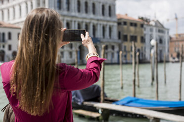 Italien, Venedig, Tourist fotografiert mit Smartphone - MAUF000720
