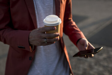 Männliche Hand mit Kaffee zum Mitnehmen - MAUF000739