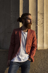 Fashionable young man waiting in front of column - MAUF000740