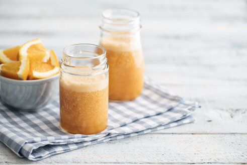 Smoothie aus Orange, Karotte, Ananas und Ingwer in Gläsern - IPF000321