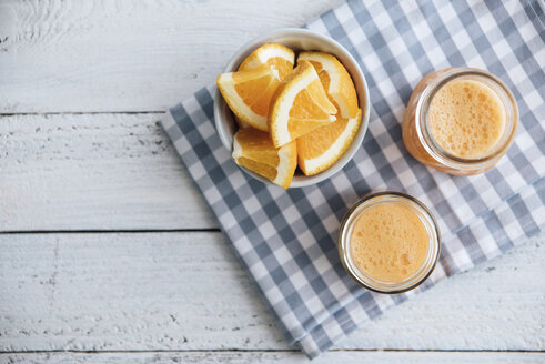 Smoothie aus Orange, Karotte, Ananas und Ingwer in Gläsern - IPF000322