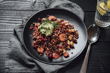 Veganes Linsengemüsegericht mit grünem Pesto, Petersilie, Dill, Sonnenblumenkernen, Karotten, Rote Bete, Zucchini, Zwiebeln, Paprika - IPF000328