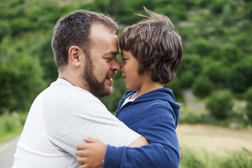 Glücklicher Vater und kleiner Sohn von Angesicht zu Angesicht - VABF000749