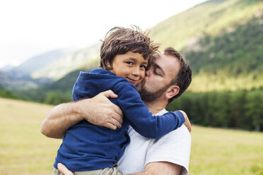 Father kissing his little son - VABF000750
