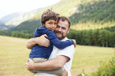 Portrait of father and little son hugging each other - VABF000751