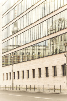 Deutschland, Berlin, Fernsehturm gespiegelt in Glasfassade des Auswärtigen Amts - CMF000533