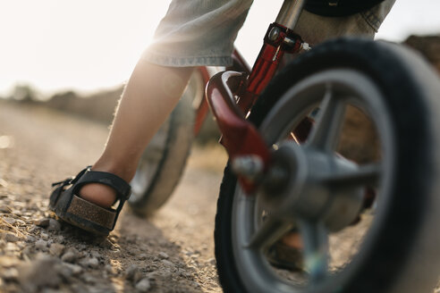 Kleiner Junge mit Kinderfahrrad, Teilansicht - JRFF000812