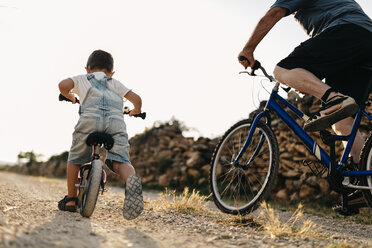 Rückenansicht eines kleinen Jungen und seines Urgroßvaters bei einer Fahrradtour - JRFF000813
