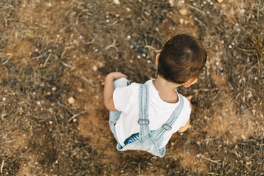 Rückenansicht eines kleinen Jungen, der auf einem Feld spielt - JRFF000822