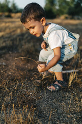 Little boy playing on a field - JRFF000823