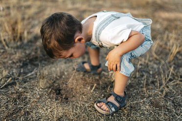 Little boy playing on a field - JRFF000824