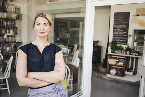 Porträt einer selbstbewussten Frau in einem Kaffeehaus - KNSF000194