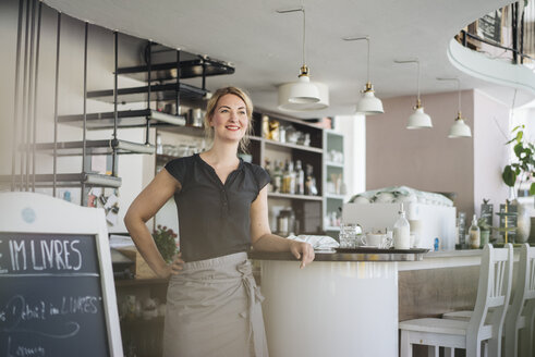 Lächelnde Frau in einem Cafe - KNSF000199