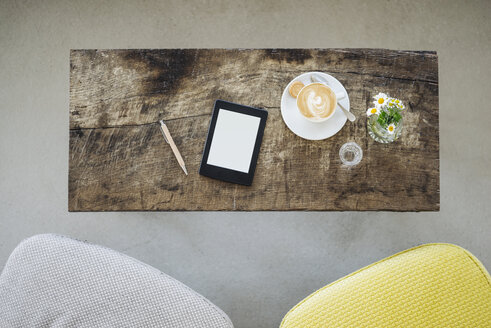 E-Book und Tasse Kaffee auf dem Tisch in einem Café - KNSF000215