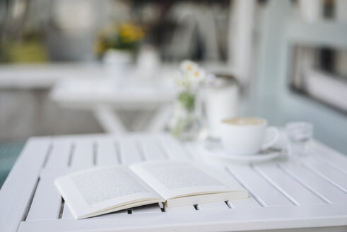 Buch auf einem Tisch in einem Cafe - KNSF000216