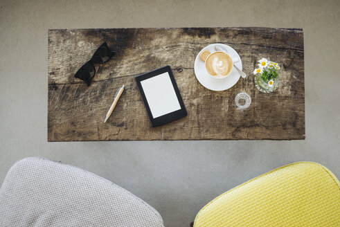 E-Book, Sonnenbrille und eine Tasse Kaffee auf dem Tisch in einem Cafe - KNSF000222