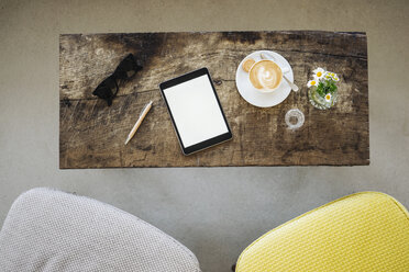 Digitales Tablet, Sonnenbrille und Tasse Kaffee auf dem Tisch in einem Café - KNSF000224