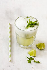 Hausgemachte Melonenlimonade mit Menthol und Limette - EVGF003029