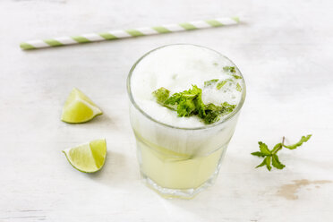 Hausgemachte Melonenlimonade mit Menthol und Limette - EVGF003030