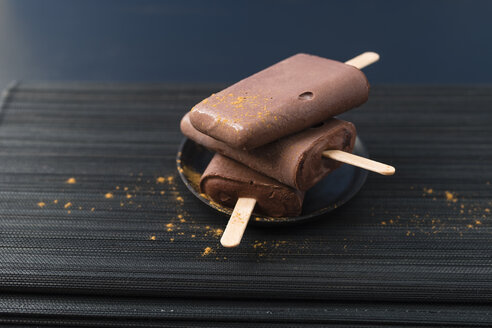 Selbstgemachte Schokoladen-Zimt-Eis am Stiel - MYF001732