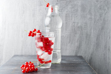 Wasser mit Eiswürfeln, roten Johannisbeeren, aromatisiert - MYF001737