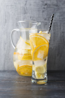 Wasser mit Zitrone, Orange und Ingwer, Eiswürfel, aromatisiert - MYF001738