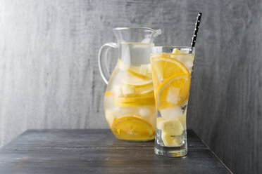 Wasser mit Zitrone, Orange und Ingwer, Eiswürfel, aromatisiert - MYF001739