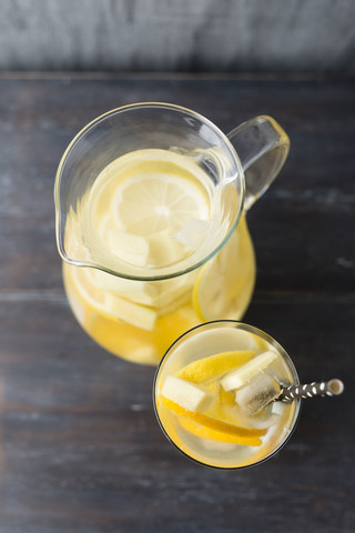 Wasser mit Zitrone, Orange und Ingwer, Eiswürfel, aromatisiert, lizenzfreies Stockfoto