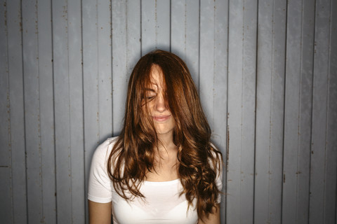 Rothaarige junge Frau mit zerzaustem Haar, lizenzfreies Stockfoto
