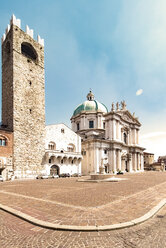 Italien, Brescia, Blick auf Broletto und Neuen Dom - CST001099